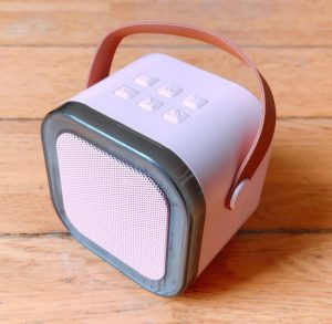 テーブルの上にある
ポータブルスピーカー