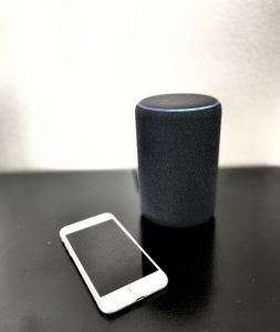 スマートフォンと並ぶポータブルスピーカー